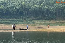Video: Nhịp sống bình yên trên hồ Thác Bà