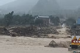 Lai Châu: Mưa lũ lại đổ về Mường Than, sạt lở tắc đường QL32