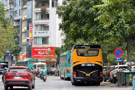 Hà Nội: Lấn chiếm lòng đường, vỉa hè Nguyễn Hoàng làm nơi đỗ ô tô