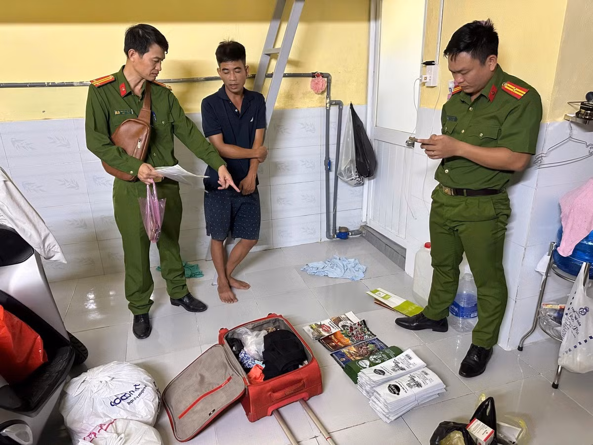 Lực lượng chức năng tiến hành khám xét nơi ở của các đối tượng.