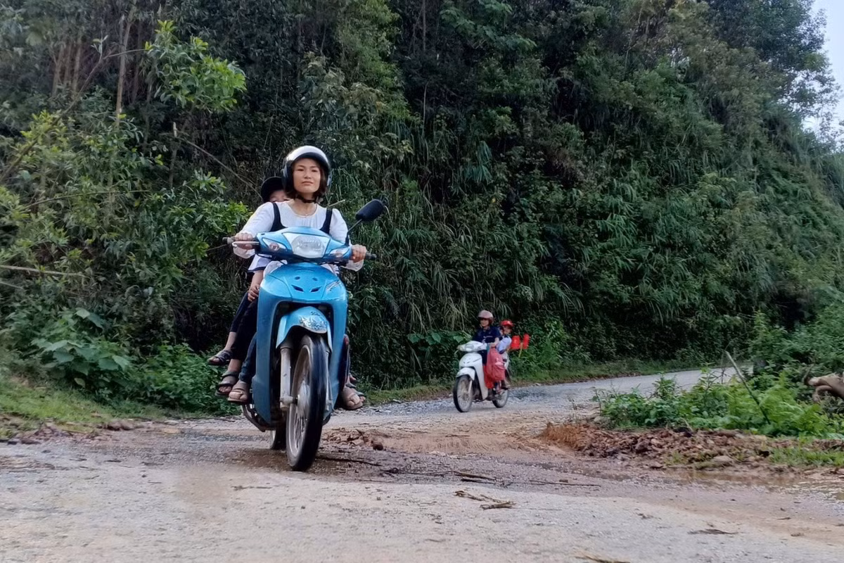 Để vào được điểm trường này, phải đi theo con đường rừng độc đạo dài hơn 20km gập ghềnh sỏi đá, ngoằn ngoèo với nhiều đèo dốc.