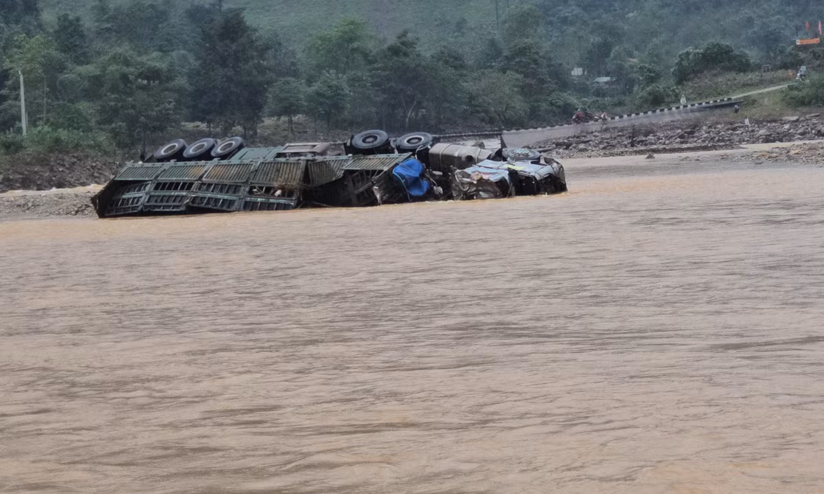 mo-rong-pham-vi-tim-kiem-tai-xe-o-to-dau-keo-bi-nuoc-cuon-troi-mat-tich-o-quang-tri-4-17635114614911872584.jpg