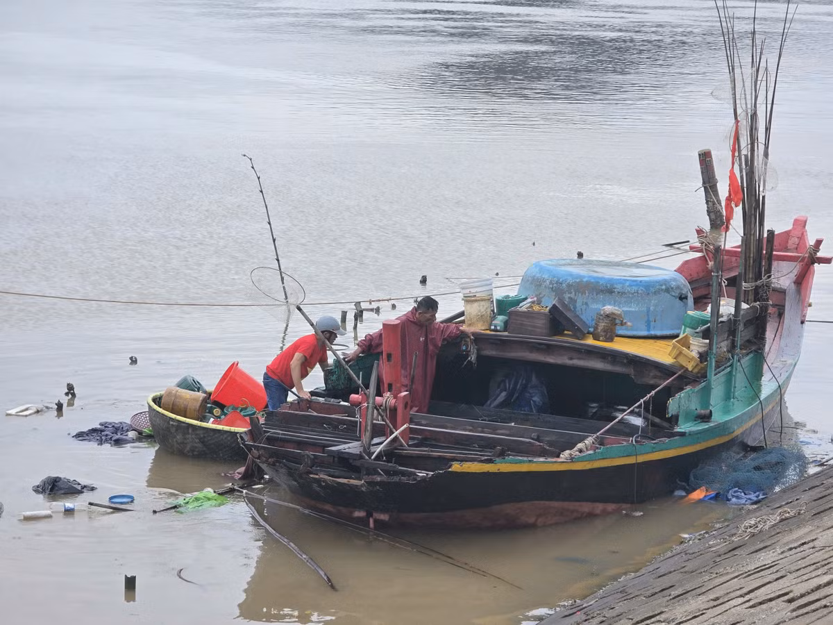 Ngư dân cùng lực lượng chức năng tỉnh Hà Tĩnh đang tiến hành trục vớt thuyền bị chìm.