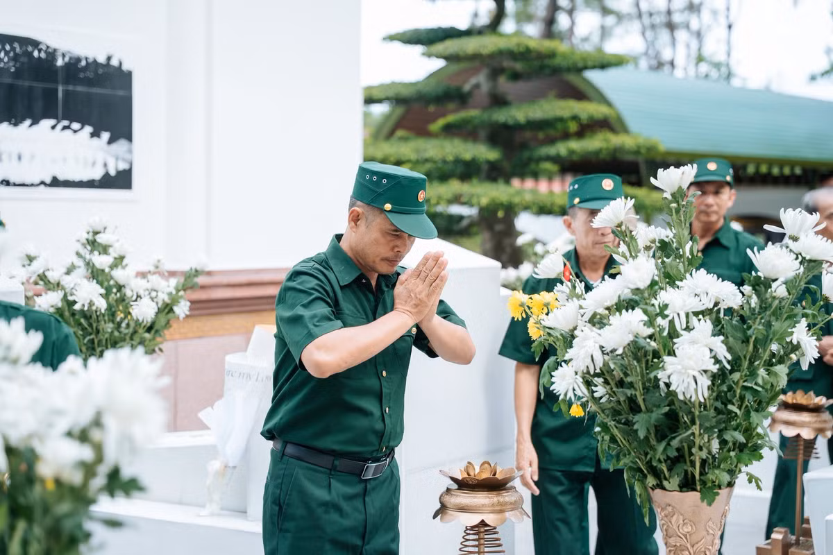 "Năm nào cũng vậy, dù sức khỏe không còn như trước, tôi vẫn bảo con cháu đưa về Đồng Lộc bằng được. Nhìn núi non xanh ngắt, tôi lại nhớ về những đêm san lấp hố bom, những gương mặt đồng đội hừng hực khí thế tuổi đôi mươi…”, một cựu binh đến từ tỉnh Nghệ An chia sẻ.
