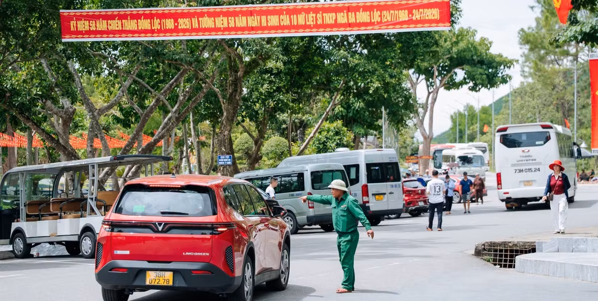 Theo ghi nhận của phóng viên, ngay từ sáng sớm ngày 24/7, các ngả đường dẫn về Khu di tích quốc gia đặc biệt Ngã ba Đồng Lộc đã tấp nập những chuyến xe từ khắp các tỉnh, thành trong cả nước.