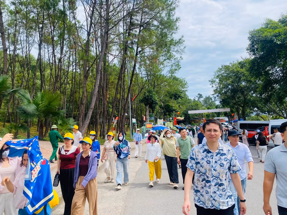 Những ngày tháng 7, dòng người từ khắp mọi miền Tổ quốc lại bồi hồi tìm về Khu di tích đặc biệt Ngã ba Đồng Lộc (Hà Tĩnh) để tri ân "10 đóa hoa bất tử" và hàng ngàn anh hùng liệt sĩ đã ngã xuống vì độc lập, tự do của dân tộc.