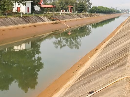 be-trai-duoi-nuoc-thuong-tam-tai-kenh-thuy-loi-ngan-truoi.jpg