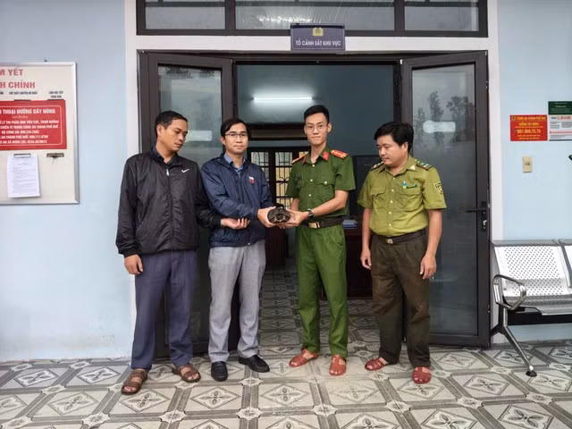 nguoi-dan-tp-hue-lien-tiep-giao-nop-rua-quy-hiem-1761283370045336854180.jpg