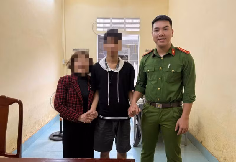 em-k-kimlong-1762570650440.jpg
