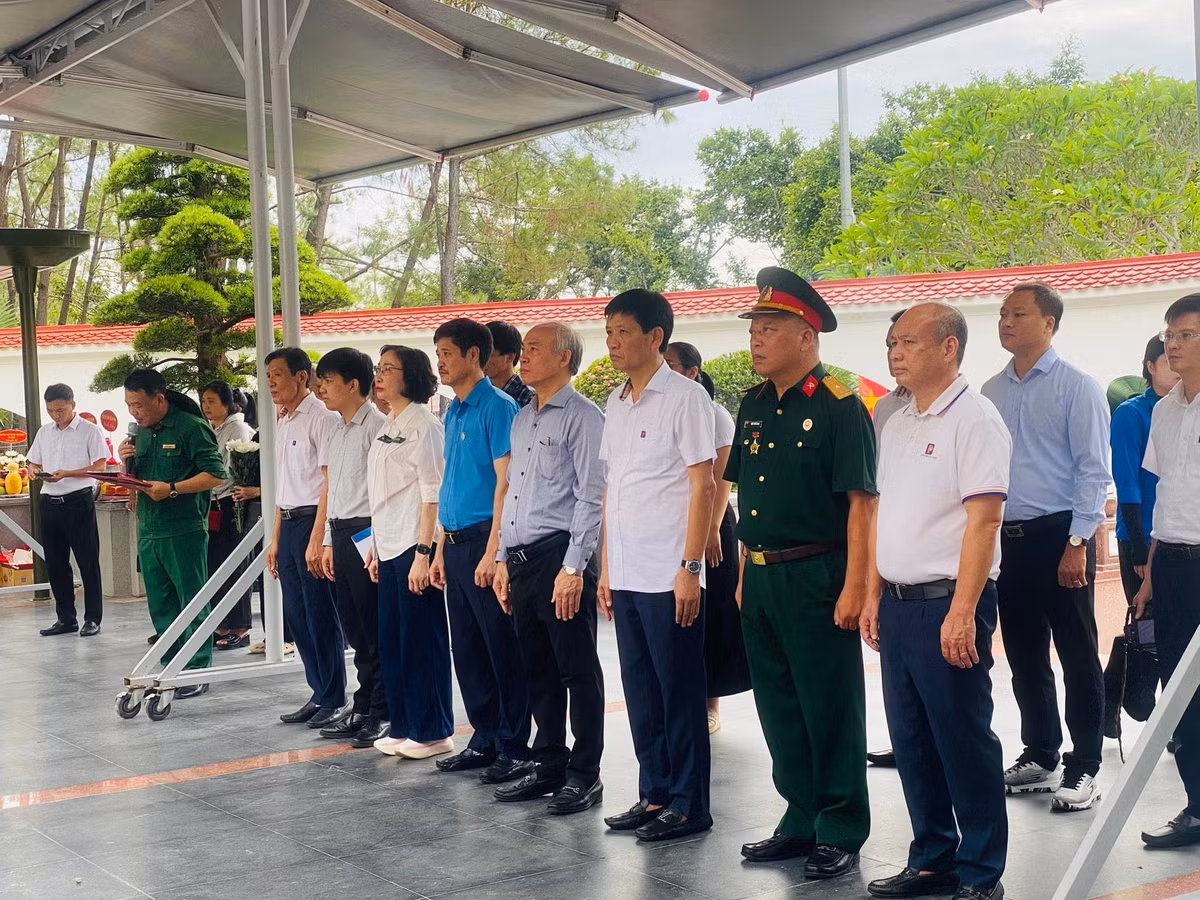 Tại các điểm dâng hương như Nhà bia tưởng niệm liệt sĩ Thanh niên xung phong (TNXP) toàn quốc, tháp chuông và đặc biệt là Khu mộ 10 nữ anh hùng liệt sĩ TNXP, dòng người xếp hàng nối đuôi nhau trong trật tự, trang nghiêm.