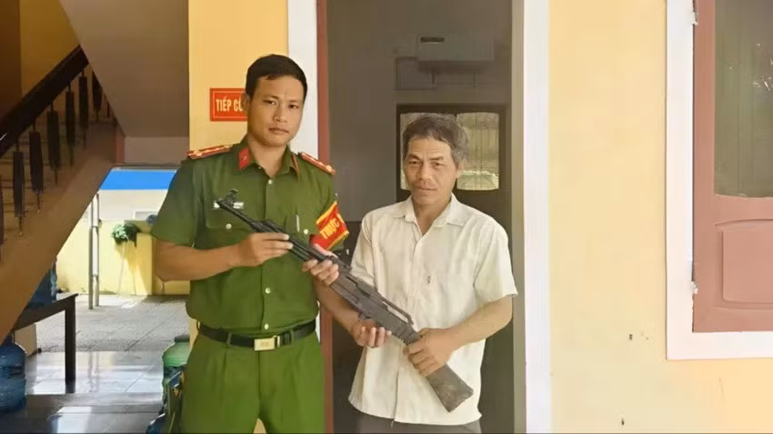 di-lam-dong-nguoi-dan-ong-o-quang-tri-phat-hien-sung-ak47-113-471.jpg