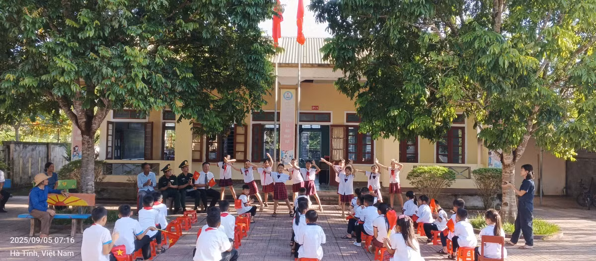 Trao đổi với phóng viên, thầy Lê Ánh Dương - Hiệu trưởng Trường Tiểu học Phú Gia, cho biết: “Năm học này, điểm trường ở bản Phú Lâm đón 34 học sinh từ lớp 1 đến lớp 5, trong đó có 2/3 học sinh dân tộc Lào đang theo học".
