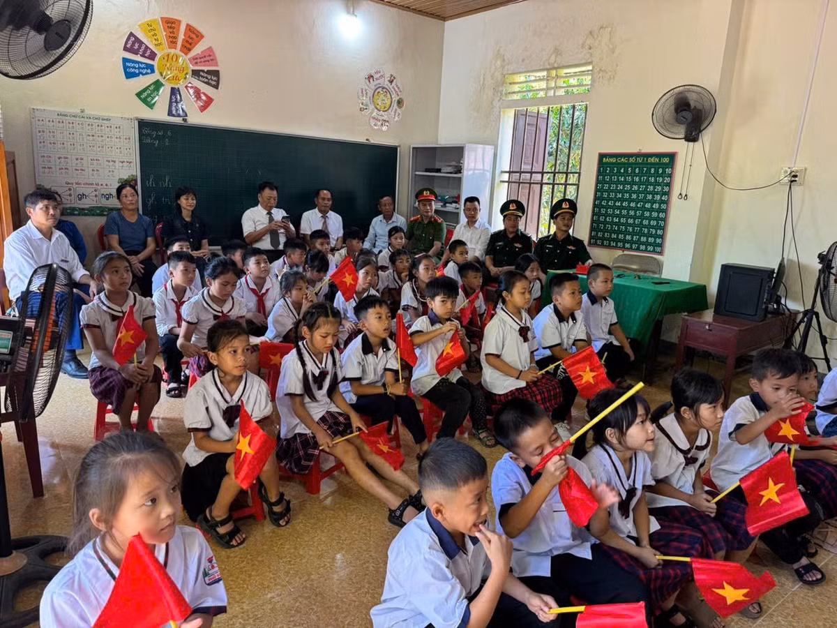 Ngay từ sáng sớm, giữa bao la núi rừng, các em học sinh đã ăn mặc tươm tất, tay cầm lá cờ đỏ sao vàng… được bố mẹ chở tới trường.
