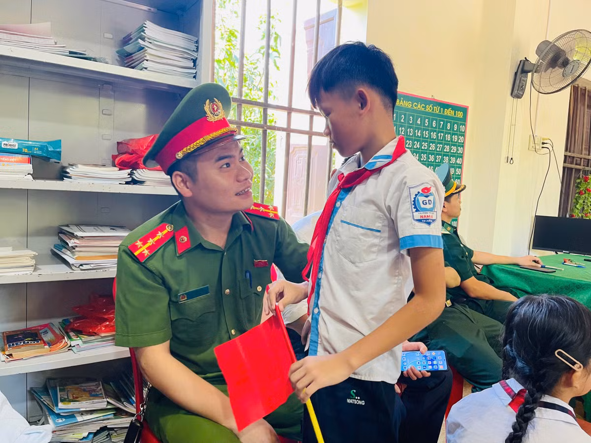 Ngoài ra, để các em có một lễ khai giảng trọn vẹn, Ban Giám hiệu nhà trường đã phối hợp với UBND xã Hương Khê, đồn Biên phòng Phú Gia tổ chức lễ khai giảng long trọng, ấm cúng và đầy đủ nghi thức.