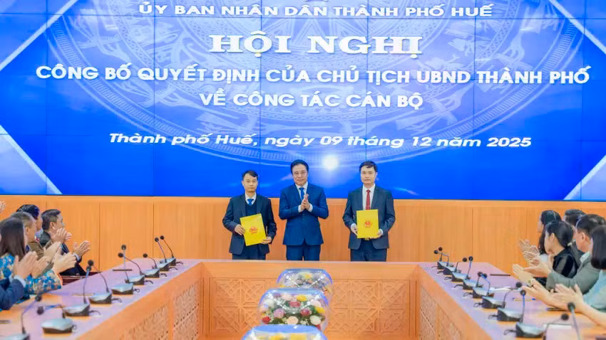 bo-nhiem-chanh-thanh-tra-va-chanh-van-phong-ubnd-tp-hue-5926-9969.jpg