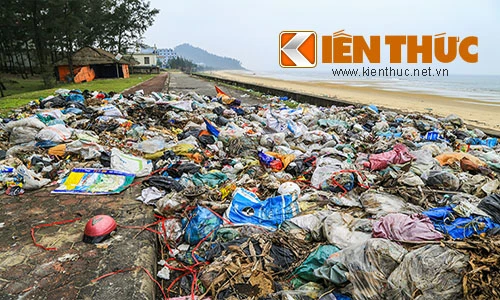 Dân bức xúc vì bãi rác “lộ thiên” nằm cạnh UBND xã bốc mùi
