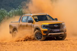 Ford Ranger vẫn là "vua bán tải" ở Việt Nam, Triton bứt tốc