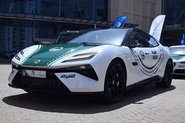 Cảnh sát Dubai có siêu xe điện Lotus Emeya-S đi tuần tra