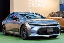 Toyota Crown sedan "chủ tịch" nhận 5 sao an toàn từ NASVA
