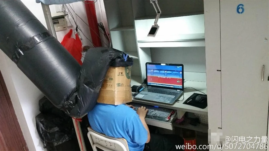 Cách chàng trai đối phó với bạn cùng phòng nghiện thuốc lá
