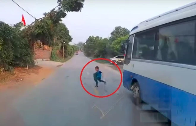 Video: Bé trai may mắn thoát chết trước đầu ôtô khi sang đường