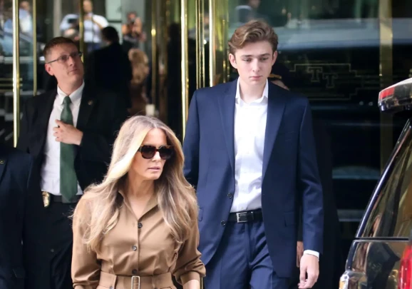 Vẻ điển trai hút hồn của con trai út 18 tuổi nhà ông Trump