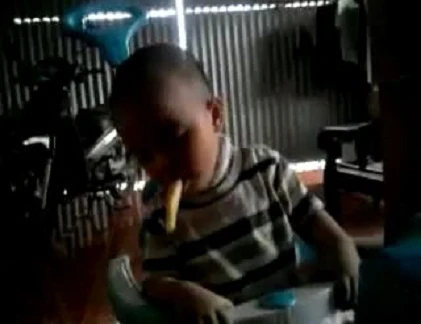 Em bé Việt ngủ gật trong lúc đang ăn mía