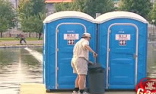 Clip hài: Có gì “thốn” hơn đi WC còn bị troll 