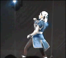 Cô nàng cosplay giỏi võ.