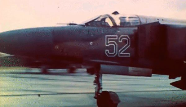 Thế nhưng khi đang lơ lửng trên không, Skurigin bàng hoàng nhận thấy chiếc Mig-23M không hề lao xuống đất, mà đang lấy lại độ cao và lao thẳng về không phận của NATO như đang có người điều khiển thực thụ.