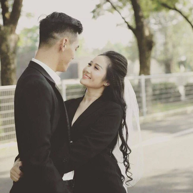 Ngắm nhan sắc và gu thời trang cực chất của bạn gái cầu thủ Tiến Linh