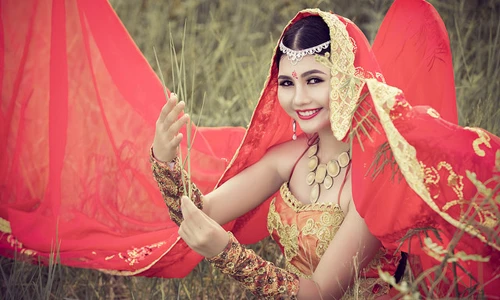Phát thanh viên Truyền hình Quốc Phòng hóa cô dâu Ấn Độ