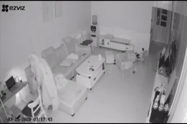 Video: Tên trộm đeo găng tay, khẩu trang, trùm chăn đột nhập nhà dân