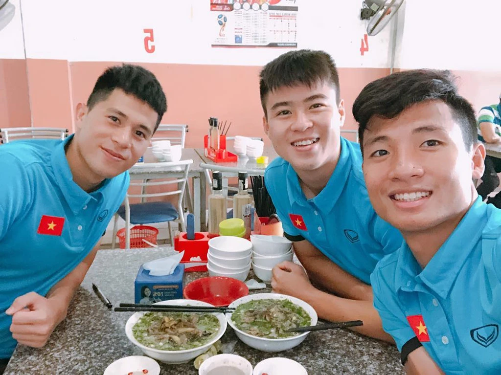 Bộ ba hậu vệ Olympic Việt Nam "đốn tim" fan với loạt ảnh đáng yêu