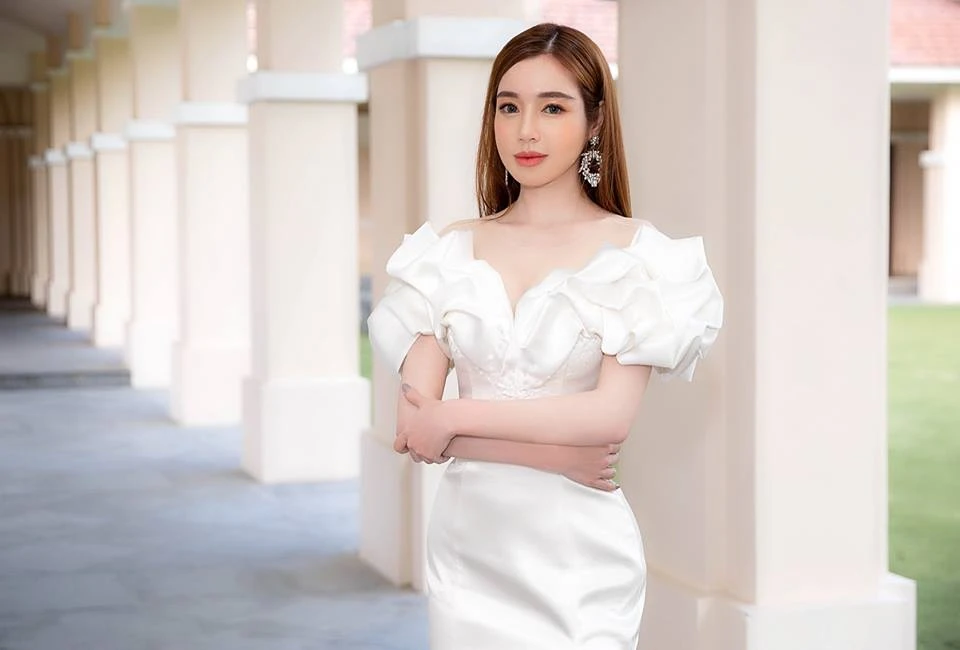 Soi thời trang nóng bỏng, đốt mắt người nhìn của Elly Trần