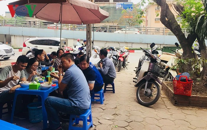 Hết Tết, hàng quán vẫn lấn chiếm vỉa hè, lòng đường ở Hà Nội