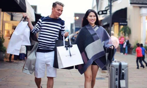 Choáng chiến tích mua sắm hàng hiệu tốn "núi tiền" của sao Việt