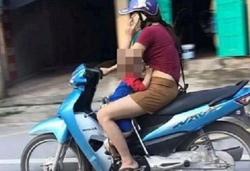 Mẹ lái xe một tay, vừa nghe điện thoại vừa cho con bú