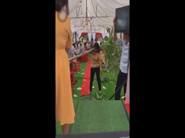 Video: Người phụ nữ vác cả thân cây đu đủ vào đám cưới