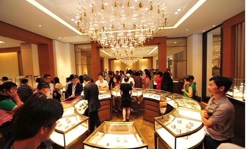 Du khách ùn ùn đổ tới trung tâm mua sắm miễn thuế