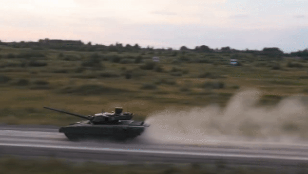Lớp vỏ ngoài góc cạnh giúp T-14 Armata gần như tàng hình trước radar, trong khi các lớp phủ đặc biệt khiến hệ thống trinh sát ảnh nhiệt/hồng ngoại của đối phương rất khó phát hiện chiếc xe.