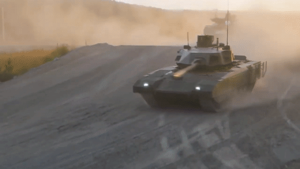 Siêu tăng T-14 Armata được coi là cuộc cách mạng trong ngành chế tạo chiến xa với thiết kế hoàn toàn khác biệt với tháp pháo tự động, kích thước xe lớn, điều này khác hẳn với các dòng xe tăng trước đây của Nga.