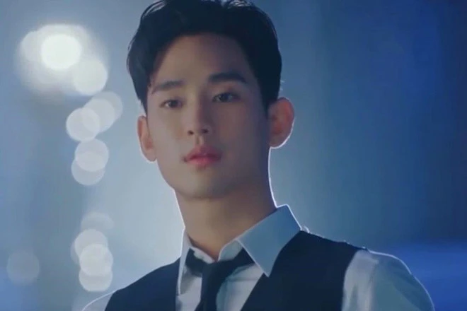 Gu thời trang lịch lãm của “cụ giáo” Kim Soo Hyun sau 3 năm vắng bóng
