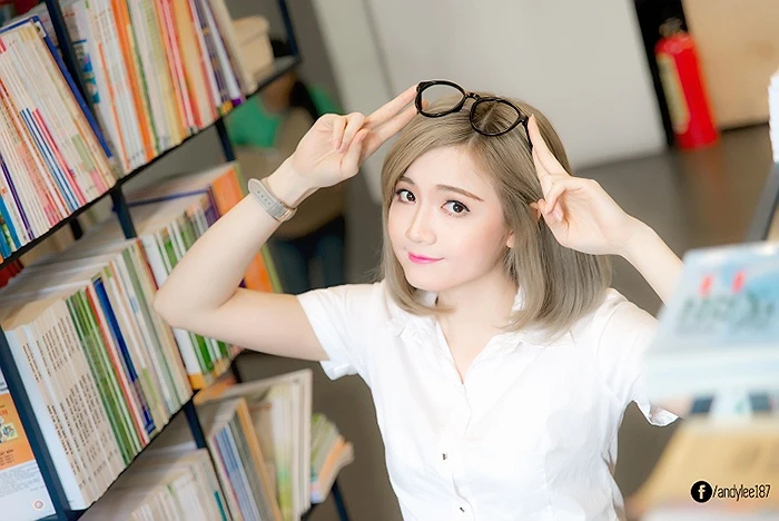 Cô chủ 9X Sài thành cuốn hút trong trang phục học sinh