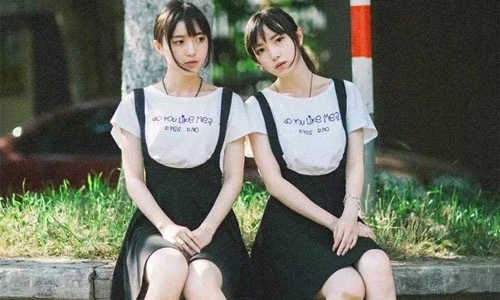 Cặp song sinh xinh đẹp đỗ ĐH điểm cao bằng nhau
