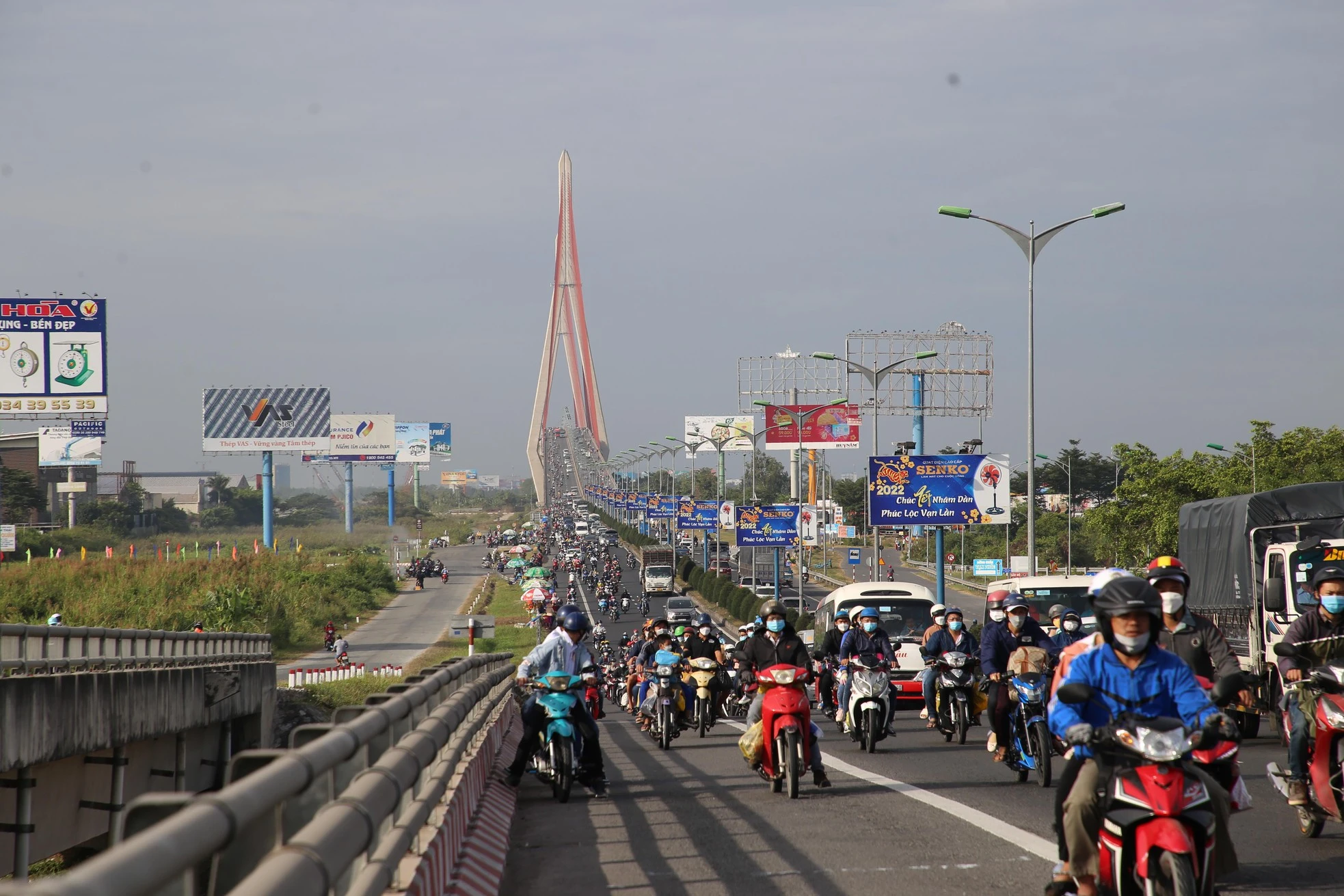 'Biển người' ồ ạt về lại TP HCM sau Tết