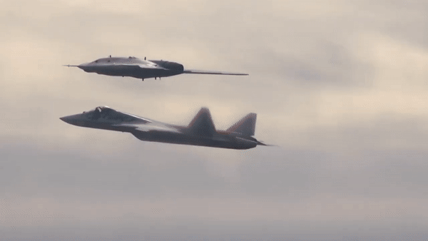 Với lợi thế tàng hình, Su-57 có thể chọc thủng lưới lửa phòng thủ của đối phương để tập kích các mục tiêu quan trọng.
