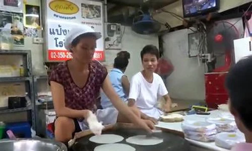 Khách thán phục xem chủ quán làm bánh tráng siêu nhanh