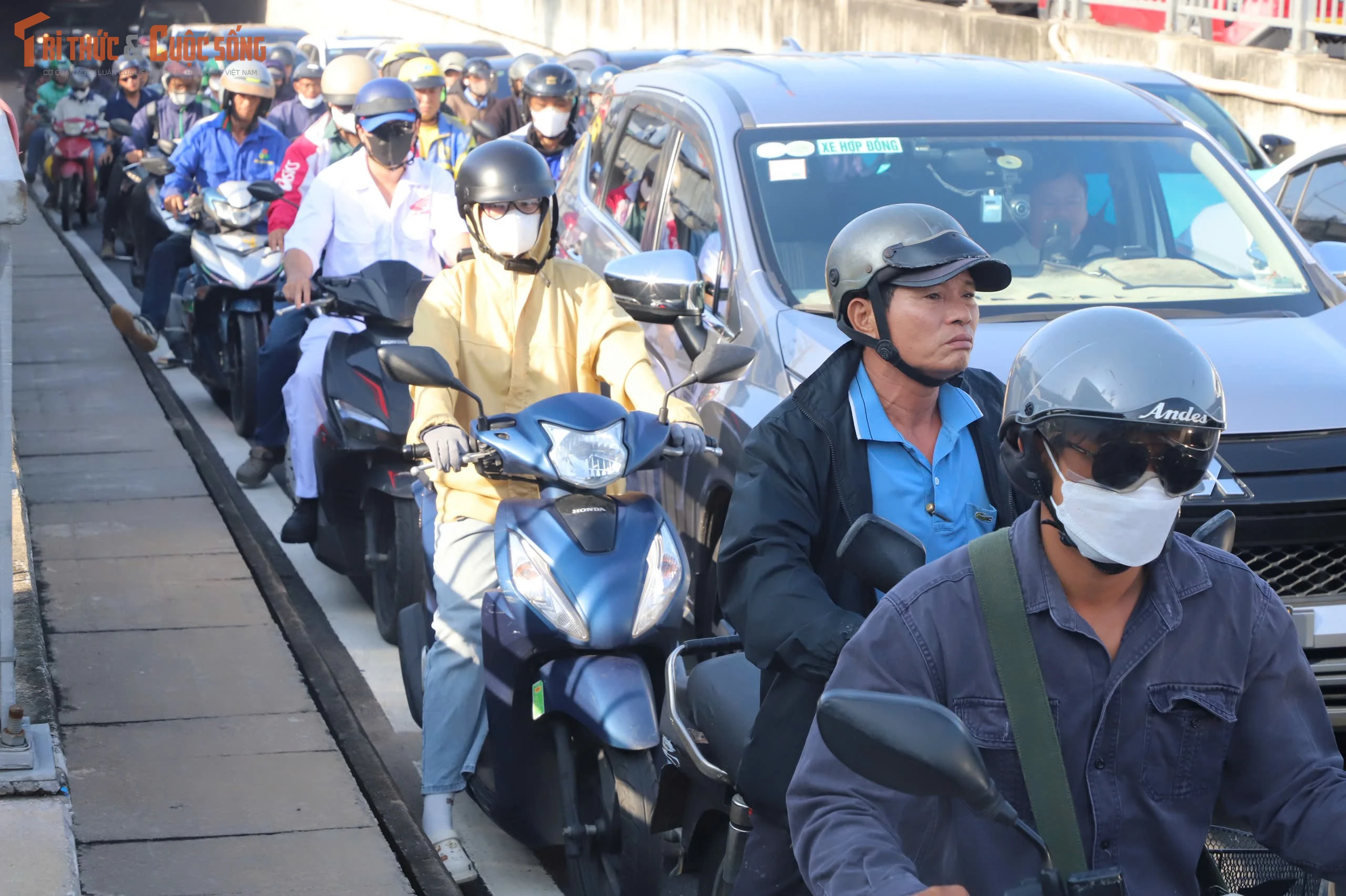 [GALLERY] Hàng nghìn xe ùn tắc hơn 5km tại cửa ngõ TP HCM 