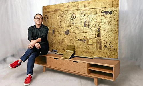 Chiêm ngưỡng TV 4K cong phủ vàng của Samsung